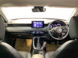 フロントガラスが大きく、ワイドな視界で運転もしやすくなるように設定されています。