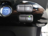 オートマチックハイビームとは、先行車や対向車のライトを認識し、ハイビームとロービームを自動で切り替える機能です。夜道の視界を確保します。