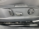 無段階調整式パワーシート 正しい乗車姿勢によって運転のしやすさと、万が一の際に乗員保護能力を最大限に高めます。