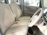 運転席まわりには十分なスペースがあり、大柄な方でもゆったり運転していただける環境です。