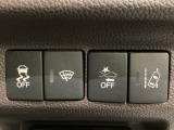 Hondaセンシング用の、VSA(ABS+TCS+横滑り抑制)解除と路外逸脱抑制機能のオンオフスイッチなどはハンドルの右側に装備しています。