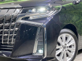 【LEDヘッドライト】悪天候や夜間走行時も良好な視界を確保し安心して運転できる高輝度LEDヘッドライトを装備!点灯速度が早く、消費電力も抑えられています。