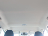天井の状態も良好です。タバコを吸っていた車は、天井の色が変色してしまっているものもあります。中古車探しの際は、天井の状態も重要なポイントですよ!