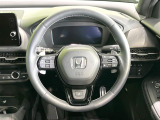 インテリアに合わせたデザインのステアリングは、運転される方のことも考え、運転しやすい形状、大きさです。是非一度、実際に触ってお確かめください。
