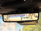 【スマートリヤビューミラー】後席の大きな荷物や同乗者で後方が確認しづらい時でも安心!カメラが撮影した車両後方の映像をルームミラー内に表示。クリアな視界で状況の確認が可能です!