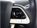 運転中、オーディオの操作をしてて、ハッとしたことはありませんか?ステアリングスイッチは、運転中でもハンドルでオーディオの操作が可能です。