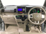 車内は光触媒抗菌消臭施工済です。インパネ周りはスタイリッシュなデザインで機能や装備も充実しています。グローブボックスやカップホルダーのほかにトレーなどたくさんの収納スペースが付いています。