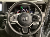 ハンドルにHondaセンシング系のクルーズコントロールやレーンキープアシストなどのスイッチと、オーディオの操作スイッチが装備されています。ハンドルから手を離さず安全に操作できます。