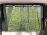 【ロールシェード】日差しや車外からの光が眩しいときにサッと引き出して使える、ロール格納タイプのサンシェードを装備。後席に乗ったお子様がウトウトしだした時など、ぜひご活用ください♪