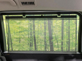 【ロールシェード】日差しや車外からの光が眩しいときにサッと引き出して使える、ロール格納タイプのサンシェードを装備。後席に乗ったお子様がウトウトしだした時など、ぜひご活用ください♪