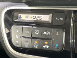 【オートエアコン】一度お好みの温度に設定すれば、車内の温度を検知し風量や温度を自動で調整。暑い&hellip;寒い&hellip;と何度もスイッチ操作をする必要はありません。快適な車内空間には必須の機能ですね♪