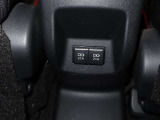 充電ケーブルなどが差し込めるソケットもついています。