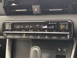 デュアルエアコンとは、運転席と助手席で、個別に温度設定ができる機能です。気温の感じ方は、人それぞれ違うもの。乗る人に優しい機能ですね。
