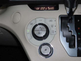 【オートエアコン】一度お好みの温度に設定すれば、車内の温度を検知し風量や温度を自動で調整してくれます。