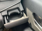 前席にドリンクホルダーが付いているので快適に運転できますね♪