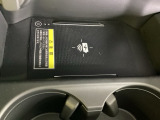 センターコンソールにはワイヤレス充電器を装備してます。Qi(チー)規格対応のスマートフォンなどを置くだけでワイヤレスで充電可能です。