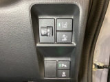 ハンドルの右側にはヘットライトリベライザーとHondaセンシング用のメインスイッチがついています。ヘッドライトリベライザーは道路状況や積荷の加重に応じてライトの高さを調節できます。