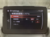 車線逸脱警報システムは、走行中にカメラで車線を検知して、自車が車線から逸脱する可能性があると判断した場合に、警報によりドライバーに通知します。