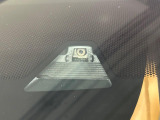 【ホンダセンシング】走行中に前方の車両等を認識し、衝突しそうな時は警報とブレーキで衝突回避と被害軽減をアシスト。より安全にドライブをお楽しみいただけます。