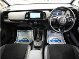 運転にかかわる様々な操作を安全に行えるように視点移動が少なく、操作性に配慮されたスイッチ類が凝縮されたコクピットです。