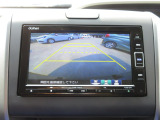 バックカメラの画像です。ガイドラインがスムースな車庫入れをサポートいたします。車庫入れの安心感がアップしますね。