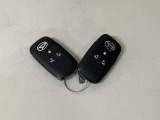 電子カードキーを携帯していれば、ドアハンドルやバックドアのリクエストスイッチを押すだけでドアの施錠・解錠気軽に出来ます。遠くはなれた場所からの操作も可能です。盗難防止のイモビライザー機能装備です!!!