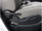 運転席シートリフターがあるので体形に合わせて座面の高さ調節が可能です!!