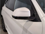 【BMWミラー】視認性の高いスタイリッシュなミラー。自動防眩機能も付いており夜間のドライビングをサポートします。