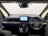 シンプルながら機能性あふれる運転席廻りです。視界性もよく、運転しやすいですよ。