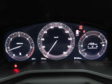 CX-80のメーター部です。車格に見合った美しいグラフィックデザインでありつつも華美な装飾を避け、必要な情報を瞬時に読み取れる様デザイン・配置されています。