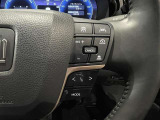ステアリングスイッチ付きで、運転中に視線を前に向けたまま操作できます。