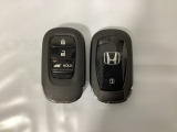 スマートキーを装備しています。鍵を差し込むことなくドアロックの開け閉めと、スタートボタン操作でのエンジンスタートができます。ボタン操作でトランクが開けられる電動テールゲートのボタンもついています。