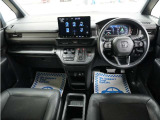 運転にかかわる様々な操作を安全に行えるように視点移動が少なく、操作性に配慮されたスイッチ類が凝縮されたコクピットです。