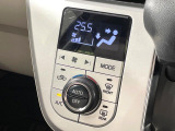 【オートエアコン】一度お好みの温度に設定すれば、車内の温度を検知し風量や温度を自動で調整。暑い&hellip;寒い&hellip;と何度もスイッチ操作をする必要はありません。快適な車内空間には必須の機能ですね♪