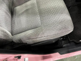 痛みの出やすい運転席シートの角、フロアマット、座面、ともに良好です