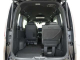 3列目シートは左右独立で収納することができます。5人乗車状態でより多くの荷物を積むことができます。
