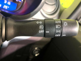 【オートライト】周りの明るさに応じて自動でヘッドライトの点灯・消灯ができる機能です!ライトの付け忘れ・消し忘れなどが無くなり、雨の日や夕方の走行も安心!トンネル通過時も便利ですね♪