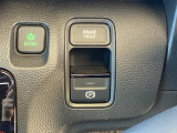 スマートな電子制御式パーキングブレーキに加え、渋滞時などでブレーキペダルから足を離しても停車を維持するオートブレーキホールド機能により、運転がより快適になります。