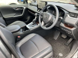 高いホールド性で運転姿勢が安定します。長距離ドライブでも疲れにくいのが魅力です。快適なドライビングライフをお送りください♪