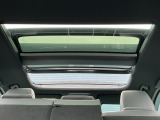大型のガラスルーフ搭載で車内の解放感が一気にアップ!開放的なドライブをお楽しみいただけます。