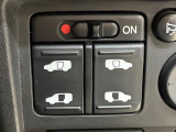 【両側スライドドア】駐車場で隣の車との間隔が狭く乗りにくい時、スライドドアなら安心!ドアオープン時も幅を取らず、開口部が広いので乗り降りがとっても簡単です。大きな荷物の出し入れも後席から可能♪