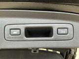 お好みの位置で止められるメモリー機能付の電動リアゲートです!後ろが狭い駐車場でもスムーズに荷物を積めて、さらに背が低い人の手がムリなく届く高さで止めることも可能です!
