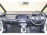 操作性に優れた運転席となります!小物入れや各ボタンの配置にこだわり、使いやすいです!座り心地もよく視認性も良好なのでロングドライブもお任せ下さい!