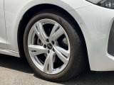 18インチ純正アルミホイール装備 全車両に標準装備の純正アルミホイールは、純正ならではのバランスの良いデザインと、走行安定性をお楽しみ頂けます。