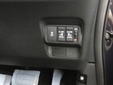 【両側パワースライドドア】です。リモコンや運転席のスイッチ操作で楽々自動開閉。