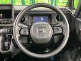 インテリアに合わせたデザインのステアリングは、運転される方のことも考え、運転しやすい形状、大きさです。是非一度、実際に触ってお確かめください。