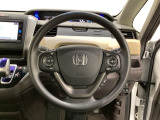 ハンドルにHondaセンシング系のクルーズコントロールやレーンキープアシストなどのスイッチと、オーディオの操作スイッチが装備されています。ハンドルから手を離さず安全に操作できます。