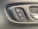 運転席ドアには、2名分のドライビングポジションを記憶できるメモリースイッチを装備。乗るたびにシート位置を簡単に呼び出せます。