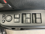 ドアミラーを室内からコントロールする事が出来るリモコンミラースイッチ、室内からミラーの開閉が可能な電動格納ミラーです!