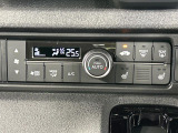 【オートエアコン】一度お好みの温度に設定すれば、車内の温度を検知し風量や温度を自動で調整。暑い&hellip;寒い&hellip;と何度もスイッチ操作をする必要はありません。快適な車内空間には必須の機能ですね♪